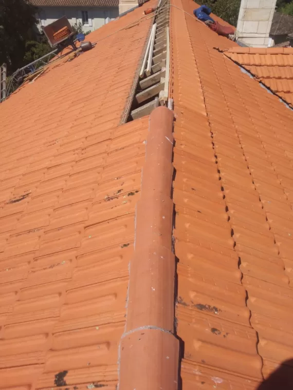 Réflexion du faîtage de la mairie de Porchères